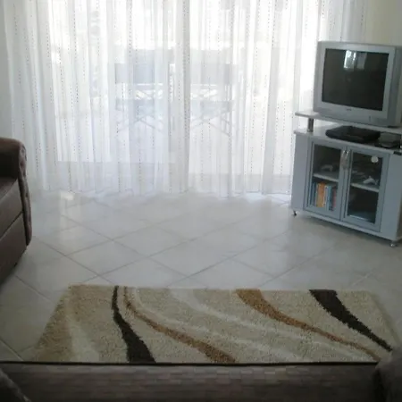 아파트 2 Bed, 2 Bath On Private Site Within 300 Metres Of The Beach *